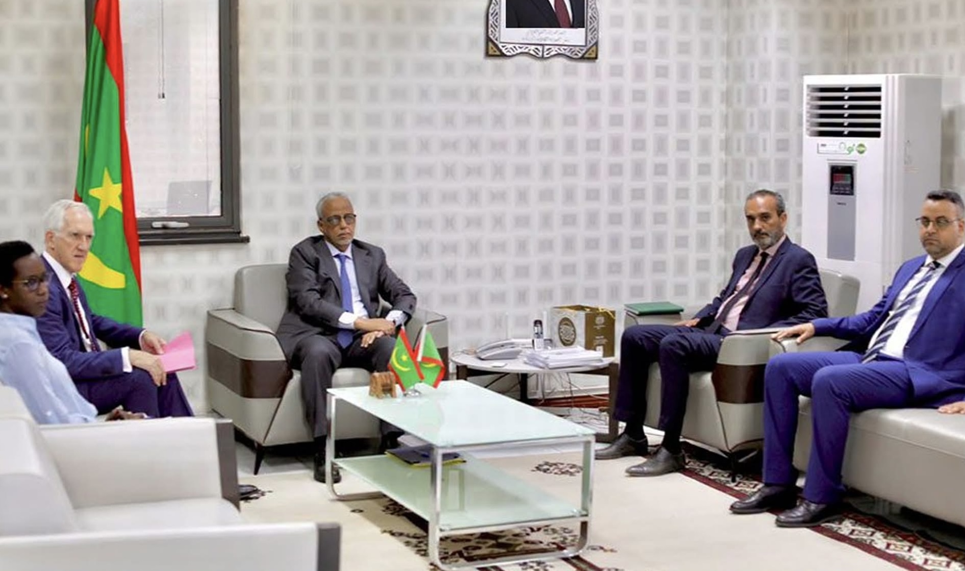 وزير الشؤون الاقتصادية يبحث مع سفير المملكة المتحدة تعزيز التعاون في التنمية الاقتصادية