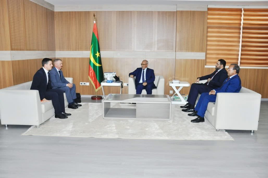 رئيس الجمعية الوطنية يستعرض مع القائم بالأعمال الأوكراني علاقات الصداقة والتعاون بين البلدين