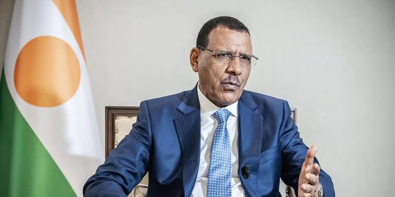 أبناء بازوم يطالبون بتحرك دولي لإنهاء احتجاز والديهم بعد ثلاث سنوات من الانقلاب