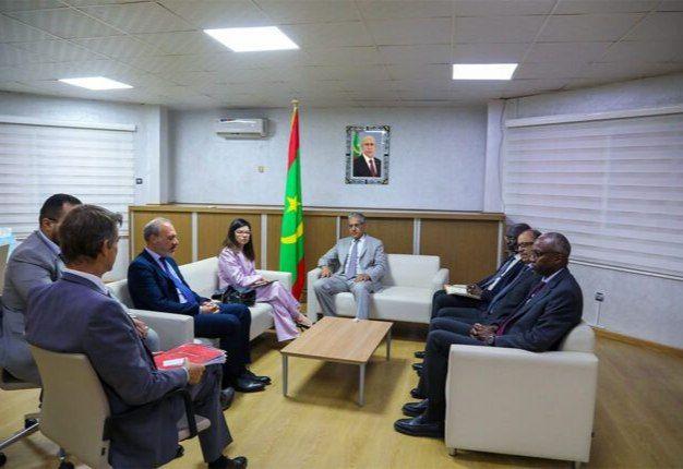 وزير الطاقة والنفط يبحث مع السفيرة الإيطالية تعزيز التعاون في قطاع الطاقة