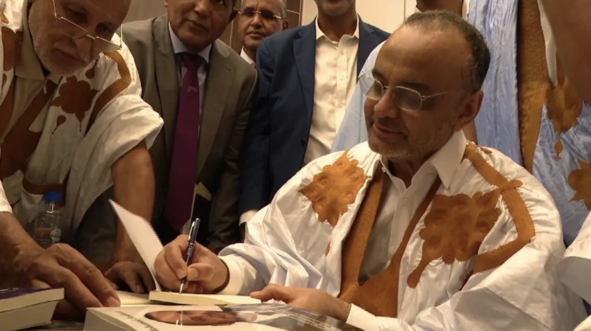 الوزير الأسبق ولد بوبكر يوثق تجربة المرحلة الانتقالية في كتاب جديد بعنوان “زمن العبور الهادئ”
