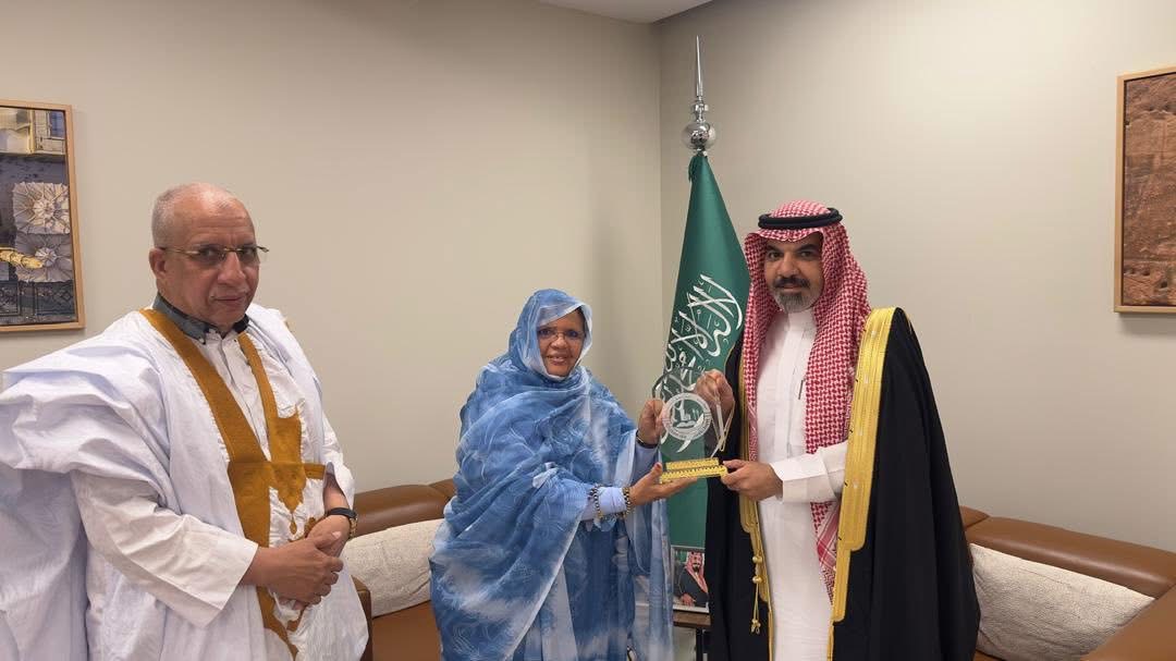 رئيسة جهة نواكشوط تبحث مع أمين منطقة المدينة المنورة تعزيز التعاون المشترك